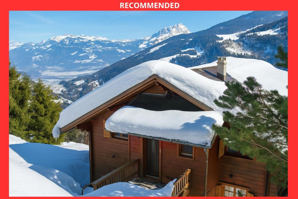 Val-d'IlliezにあるL'observatoire des Alpes, les Crosetsの山々を背景に雪に覆われたキャビン