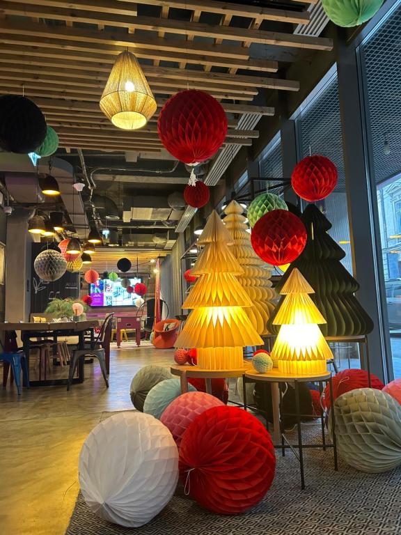 een kamer met kleurrijke papieren lantaarns die aan het plafond hangen bij Moxy Bucharest Old Town in Boekarest
