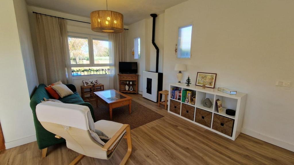 Μια τηλεόραση ή/και κέντρο ψυχαγωγίας στο Casa acogedora con chimenea y amplio jardín