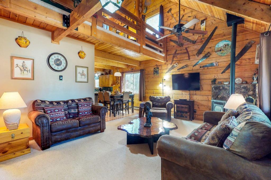 ein Wohnzimmer mit Ledersofas und einem TV in der Unterkunft 1 Little Rabbit in Pagosa Springs