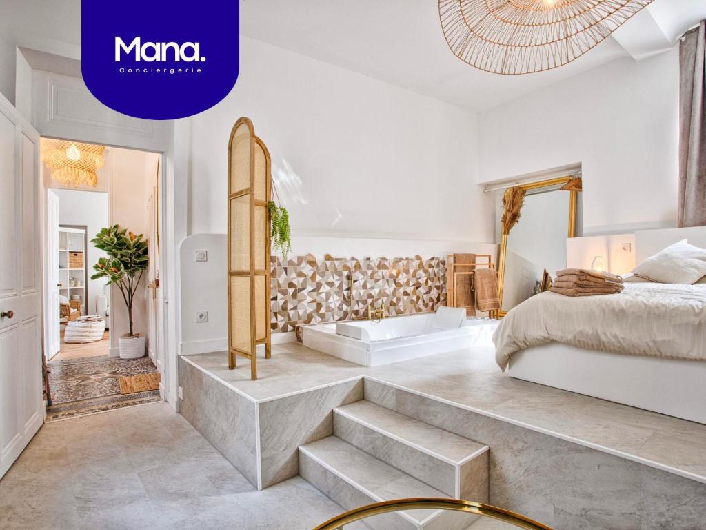 Postel nebo postele na pokoji v ubytování Le Saint-Sauveur - Balneotherapy Bathtub - Hypercentre