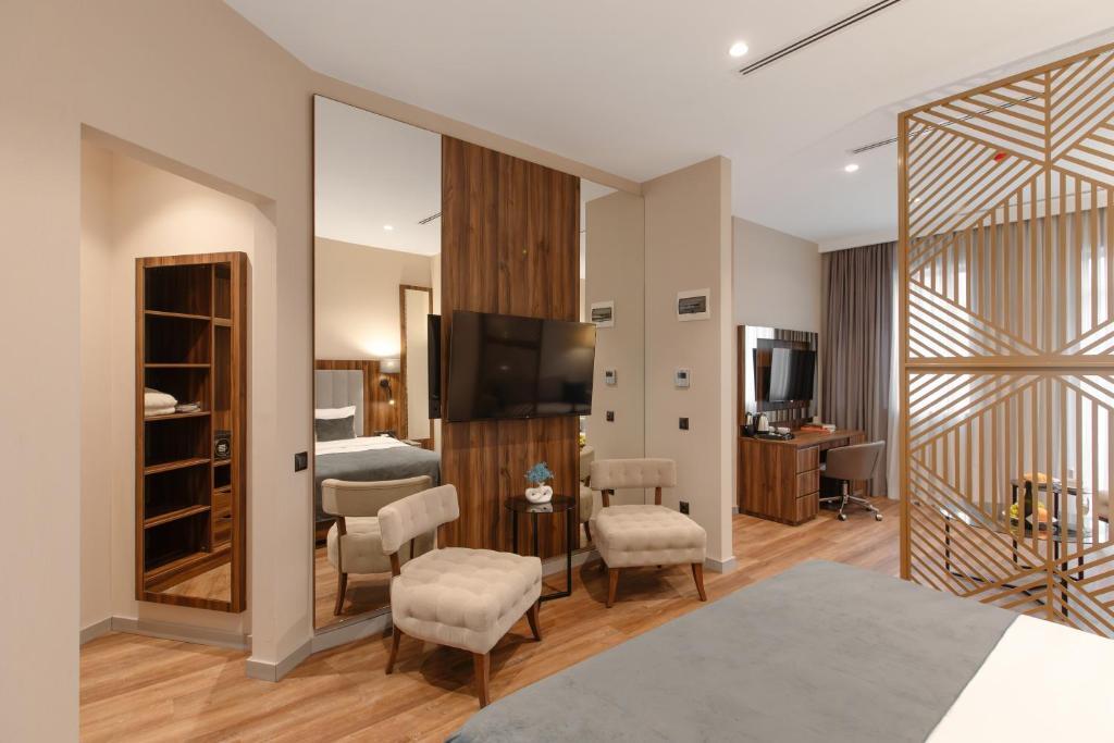 una camera d'albergo con un letto e una televisione di White Hill Hotel a Tbilisi City