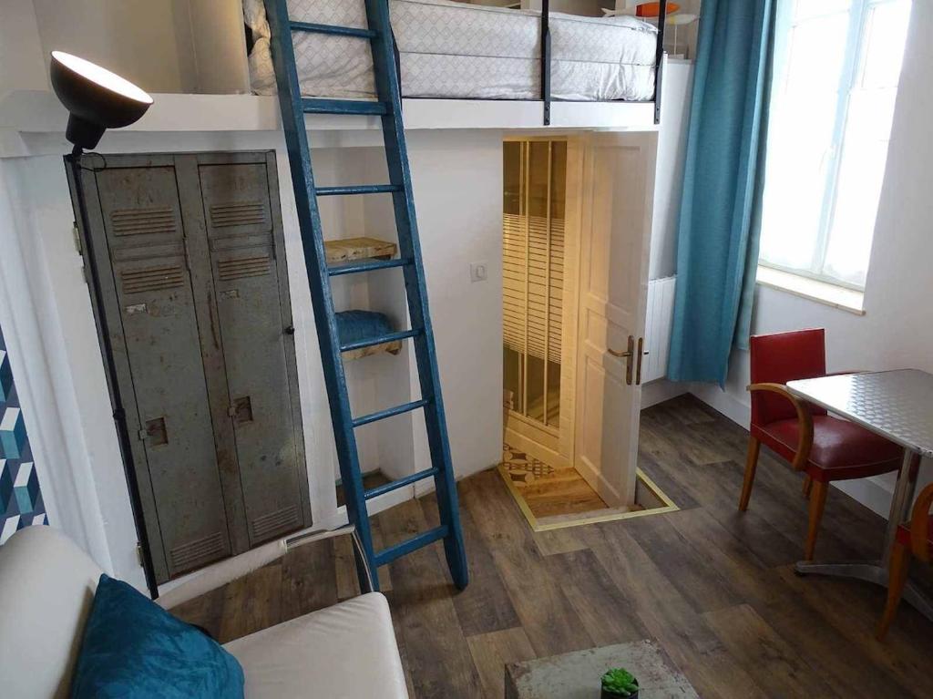 een kamer met een stapelbed met een ladder en een tafel bij Marc1 in Saint-Valéry-en-Caux