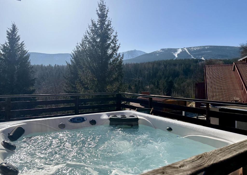 Nespecifikovaný výhled na hory nebo výhled na hory při pohledu z rezortu