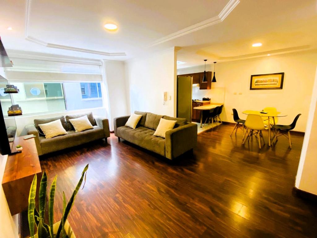a living room with a couch and a table at San Diego Suites Confort, Vista & Estacionamiento en Cuenca in Cuenca