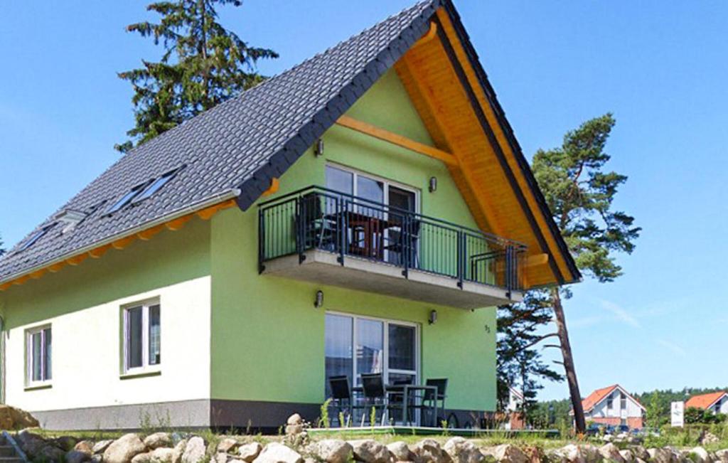 een groen en wit huis met een balkon bij U13 Eg in Marienfelde