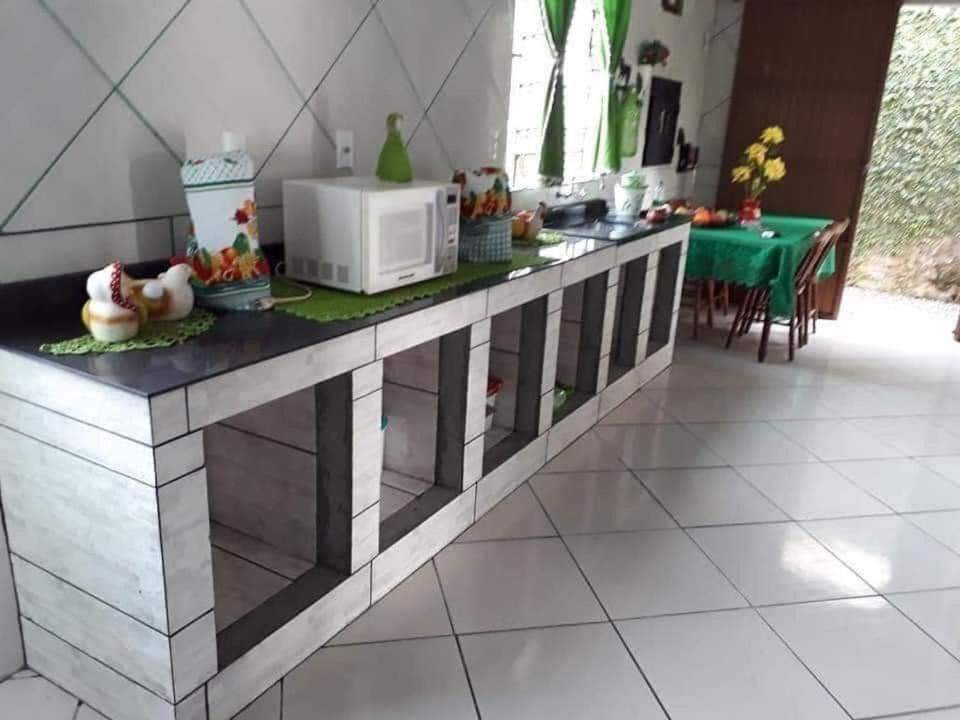 eine Küche mit einer Arbeitsfläche, auf der eine Mikrowelle steht in der Unterkunft Lakeboutiquehotel empire new in Thohoyandou