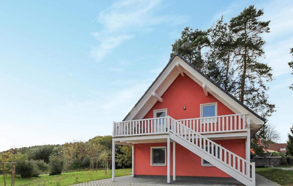 een rood huis met een witte trap erop bij K108 Og in Marienfelde