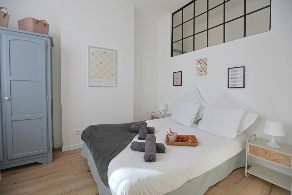 a bedroom with a bed with two stuffed animals on it at La Campus Douillet in Saint-Étienne