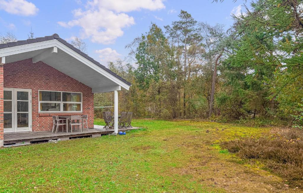 Eg2 Bedroom Pet Friendly Home In Knebel的红砖房子,设有门廊和院子