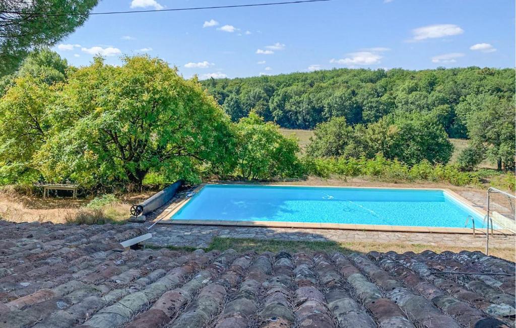 ein Bild eines Swimmingpools auf einem Haus in der Unterkunft Charmante Maison Avec Piscine in Monsac