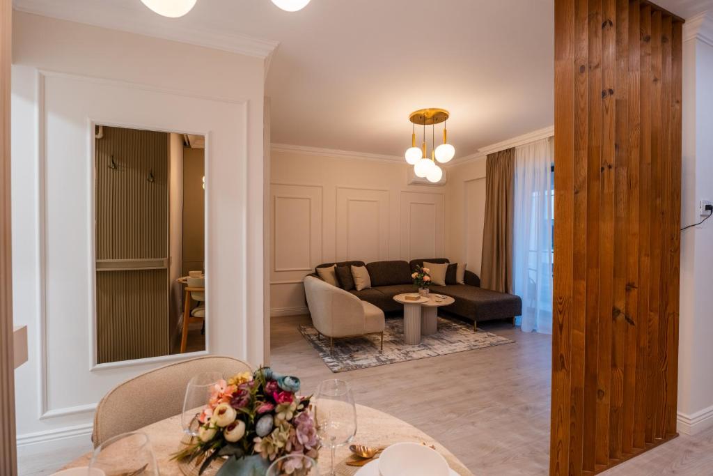 un salon avec un canapé et une table dans l'établissement Ivory Garden Studio by Blvd 51B7 - Premium Voluntari Stay, à Bucarest