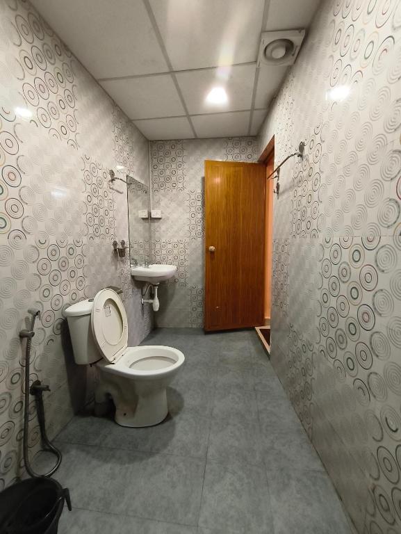 カナコナにあるThyme Guests Houseのトイレと洗面台のあるバスルーム