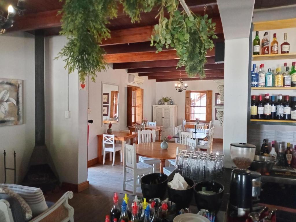 Nápoje v ubytování Villa ChoCoLatt Guest House and Porta Taverna Restaurant