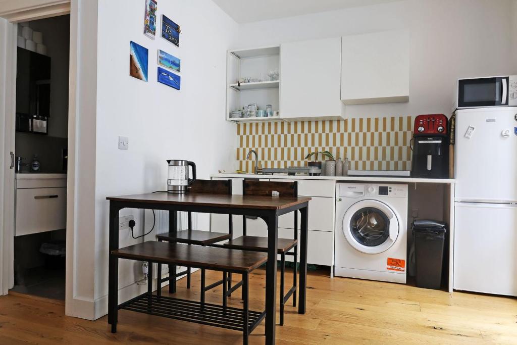 Η κουζίνα ή μικρή κουζίνα στο Bright Ground Floor Flat with Free Parking and Balcony Near Stoke Newington