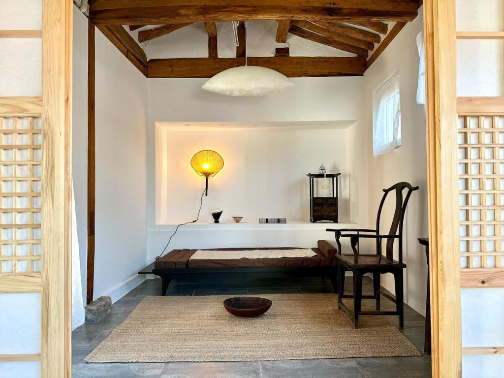 a room with a bed and a table and a chair at seoul hanok stay moonee in Seoul