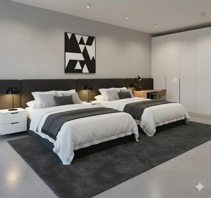 Un dormitorio con dos camas y un escritorio. en Msotra Party House, en Soweto