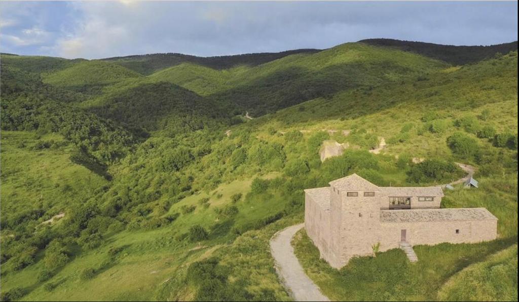 een luchtzicht op een gebouw op een berg bij Equisoain in Monreal