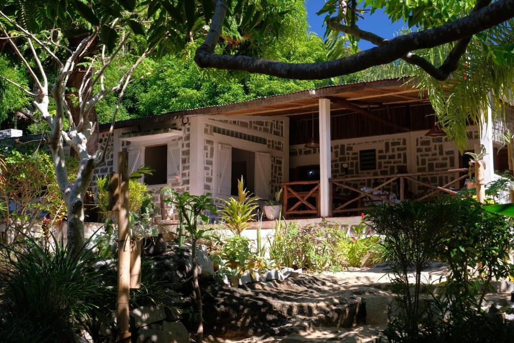 a house in the middle of a garden at Villa Ilo Komba in Ampangorinana