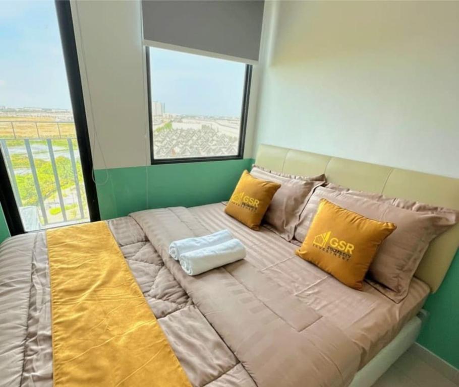 a bedroom with a large bed with a window at Apartemen OSAKA Riverview PIK2 Studio By GPI in Rawalumpang