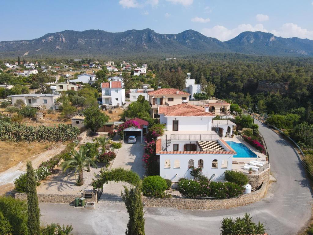 - une vue aérienne sur une villa avec un complexe dans l'établissement Villa Tranquillity, à Kharcha