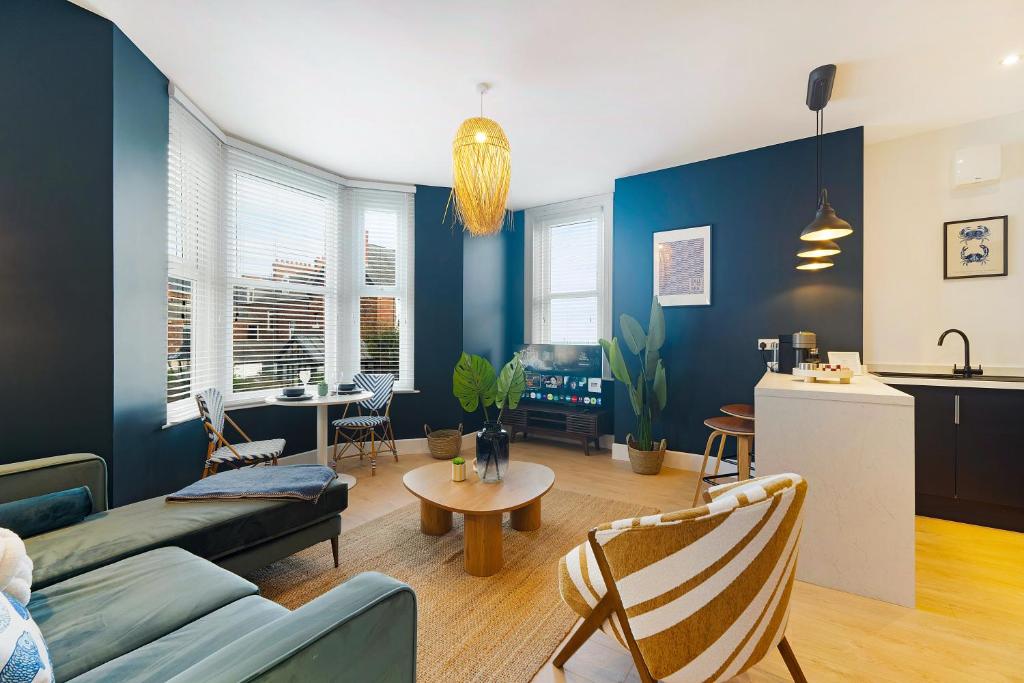 un soggiorno con un divano e un tavolo di New! 3BR in Gladstone a Hartlepool