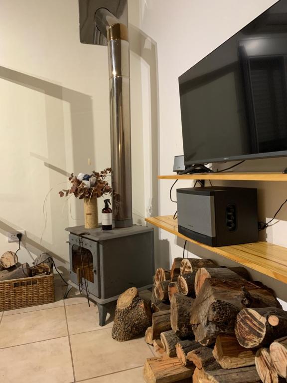 Una sala de estar con televisión y estufa. en Casa Monte hermoso a media cuadra Del Mar, en Monte Hermoso