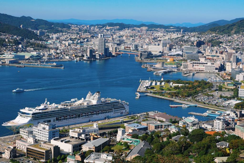 un crucero está atracado en un puerto en Sea Bloom Hotel, en Dejimamachi