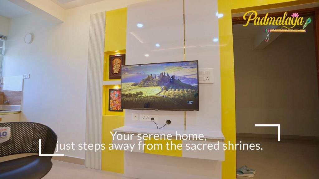 Μια τηλεόραση ή/και κέντρο ψυχαγωγίας στο Padmalaya Homestay Where Divine meets Comfort !