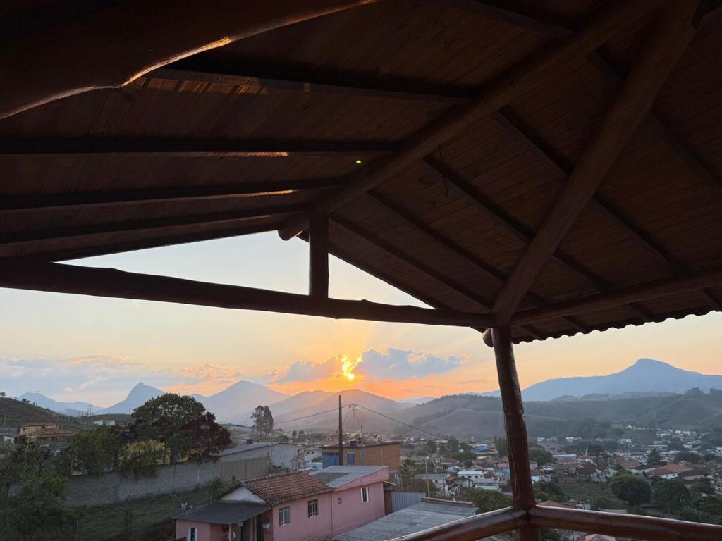 a view of the sunset from a building at Casa com visual deslumbrante in Carvalhos