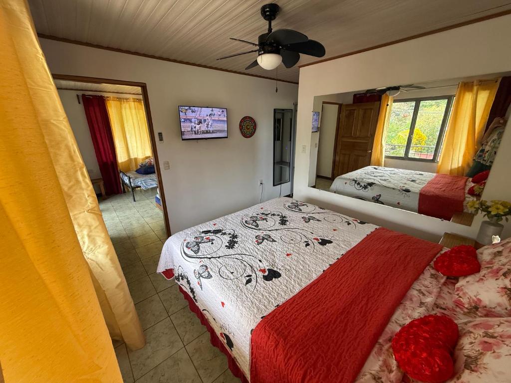 Postel nebo postele na pokoji v ubytování Monkey View