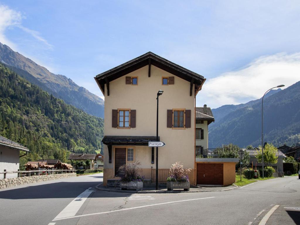 ein Haus am Straßenrand mit Bergen in der Unterkunft Holiday Home Villa Roduit by Interhome in Le Châble