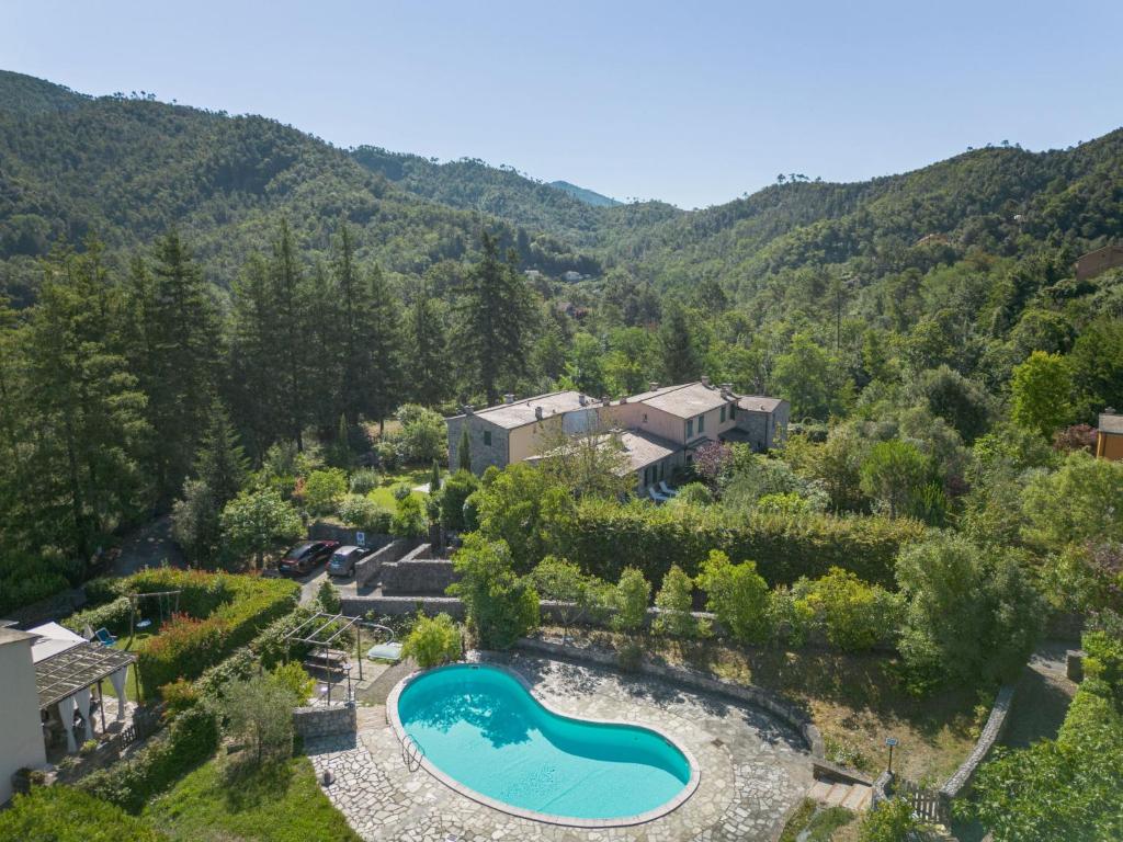 Vista aérea de una casa con piscina y montañas en Holiday Home Carlotta by Interhome, en Soviore