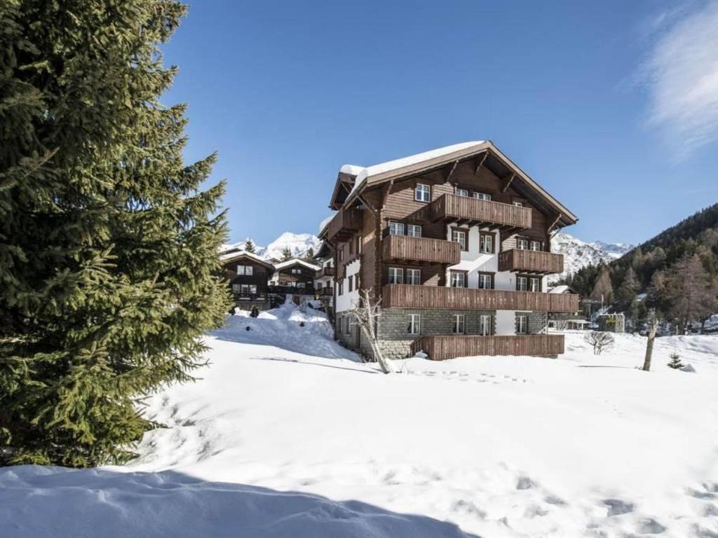 een blokhut in de sneeuw met een boom bij Apartment Maria by Interhome in Saas-Fee