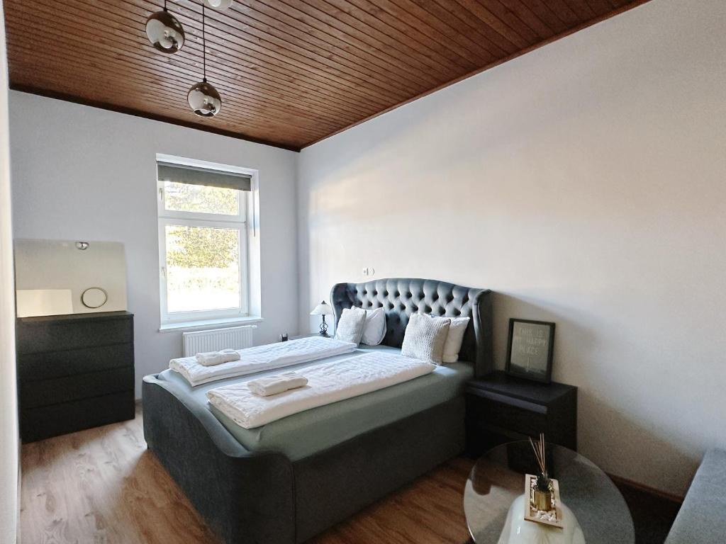 Giường trong phòng chung tại Up Residences