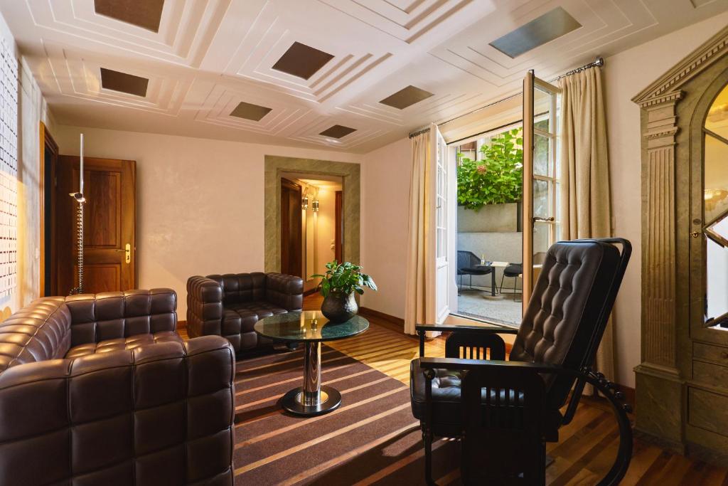 
Courtyard Suite with Spa Shower
