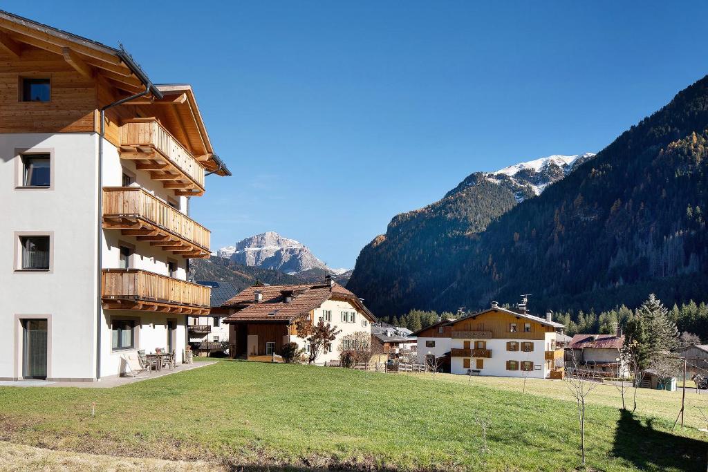 een gebouw in een dorp met bergen op de achtergrond bij Cesa Pattis in Campestrin