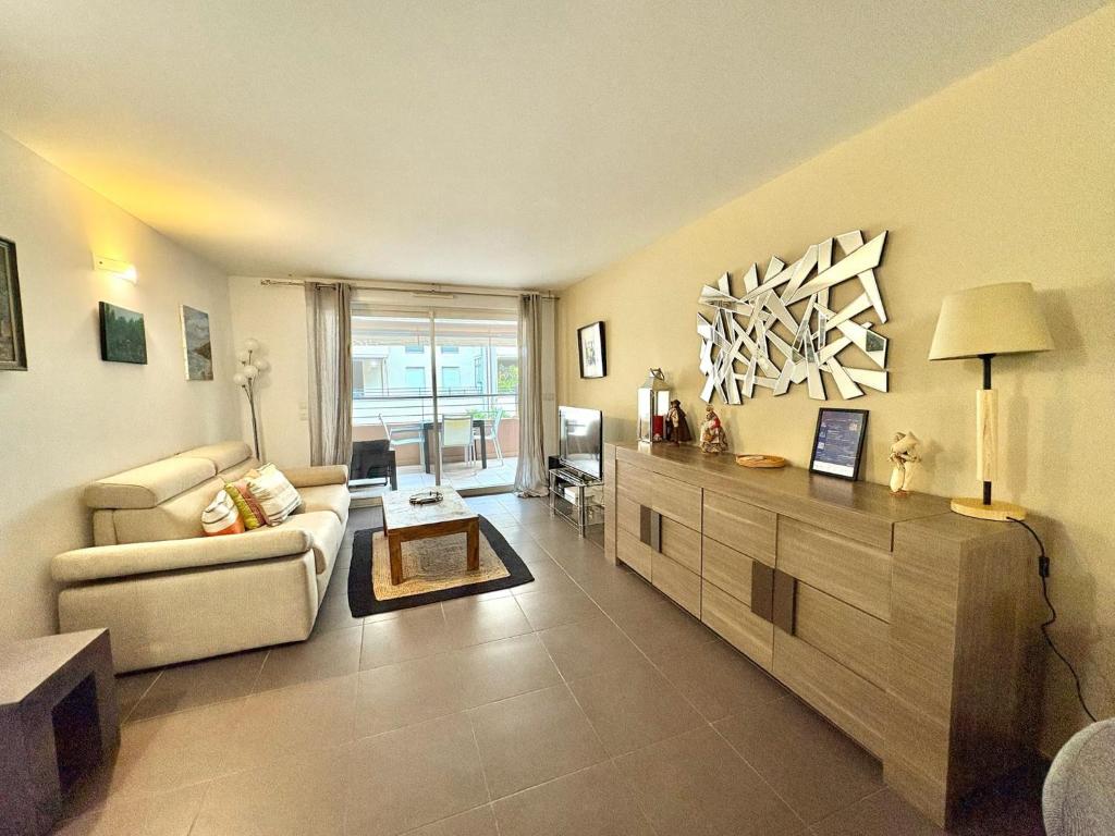 a living room with a couch and a table at Appartement centrale à 100 m des plages Rue de Provence in Saint-Raphaël