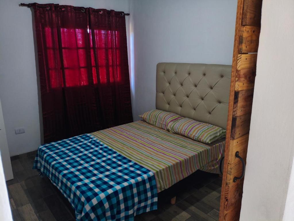 ein Bett in einem Zimmer mit einem Fenster in der Unterkunft Lo de Tina II in Florencio Varela