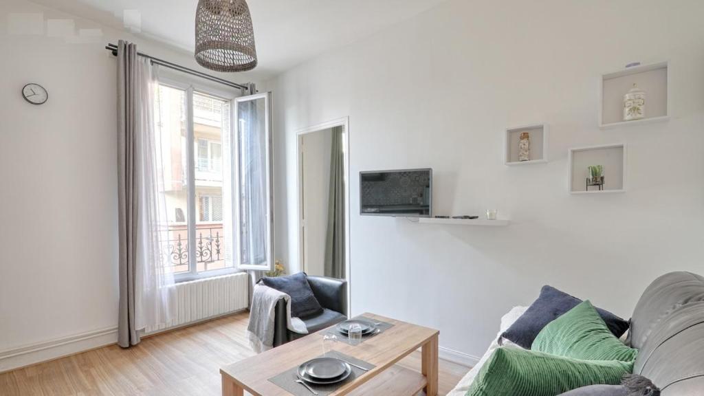 un soggiorno con un divano e un tavolo di Flower's Power a Vitry-sur-Seine