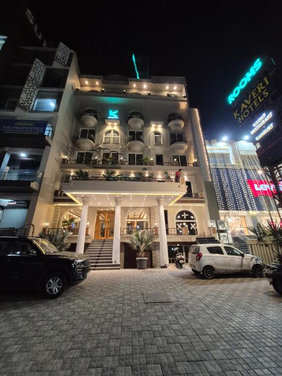un edificio con auto parcheggiate di fronte ad esso di notte di HOTEL KAVERI , a boutique hotel a Zirakpur