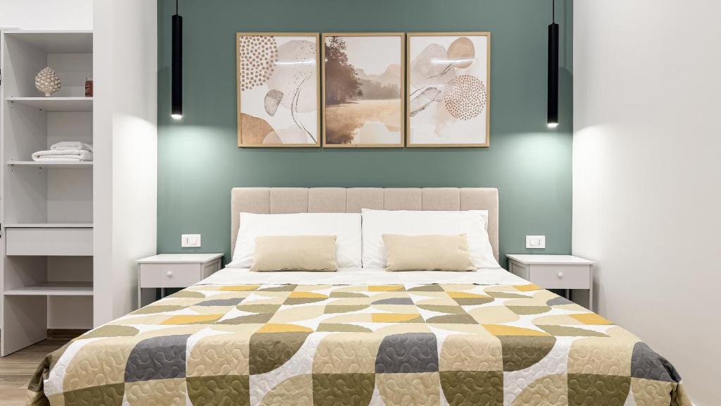 1 dormitorio con 1 cama con 4 cuadros en la pared en Street316, en Cinisi
