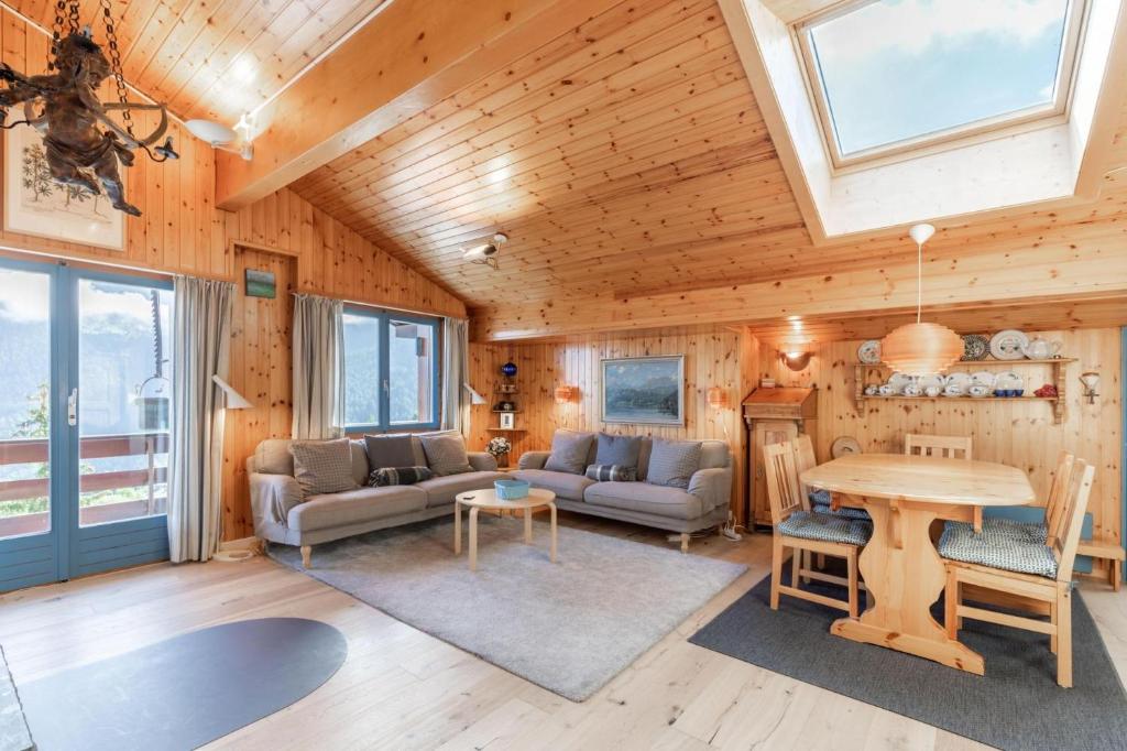 ラ・ズマにあるLes Lupins Apartment | 17の木製の壁と木製の天井が特徴のリビングルーム