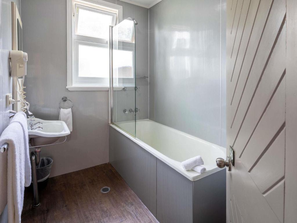 
Queen Room with External Private Bathroom
