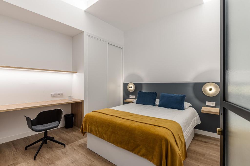 Postel nebo postele na pokoji v ubytování Queens Olavide I Alquiler Corta Estancia