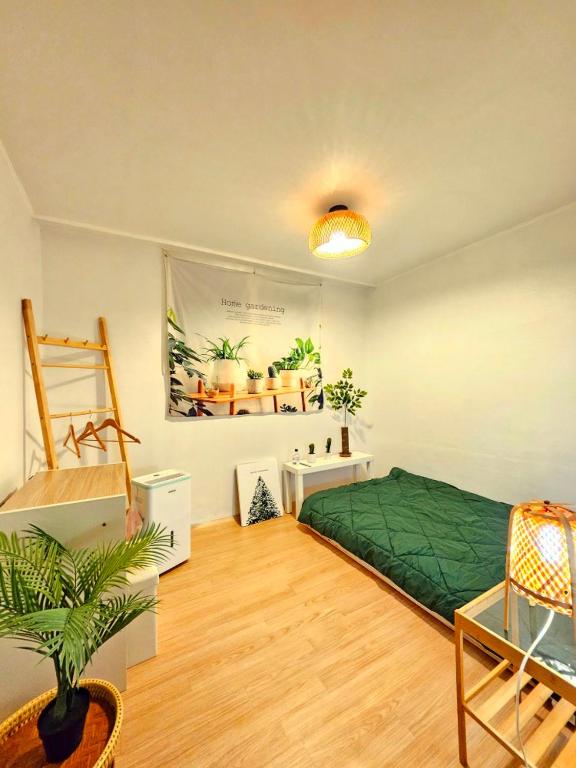 a bedroom with a green bed in a room at 윤 작가의 숙소 in Seoul