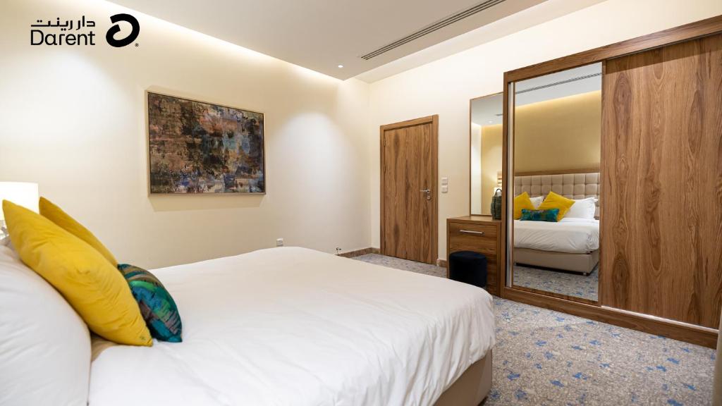 En eller flere senge i et værelse på Darent Super Luxury One bedroom Al Aqiq