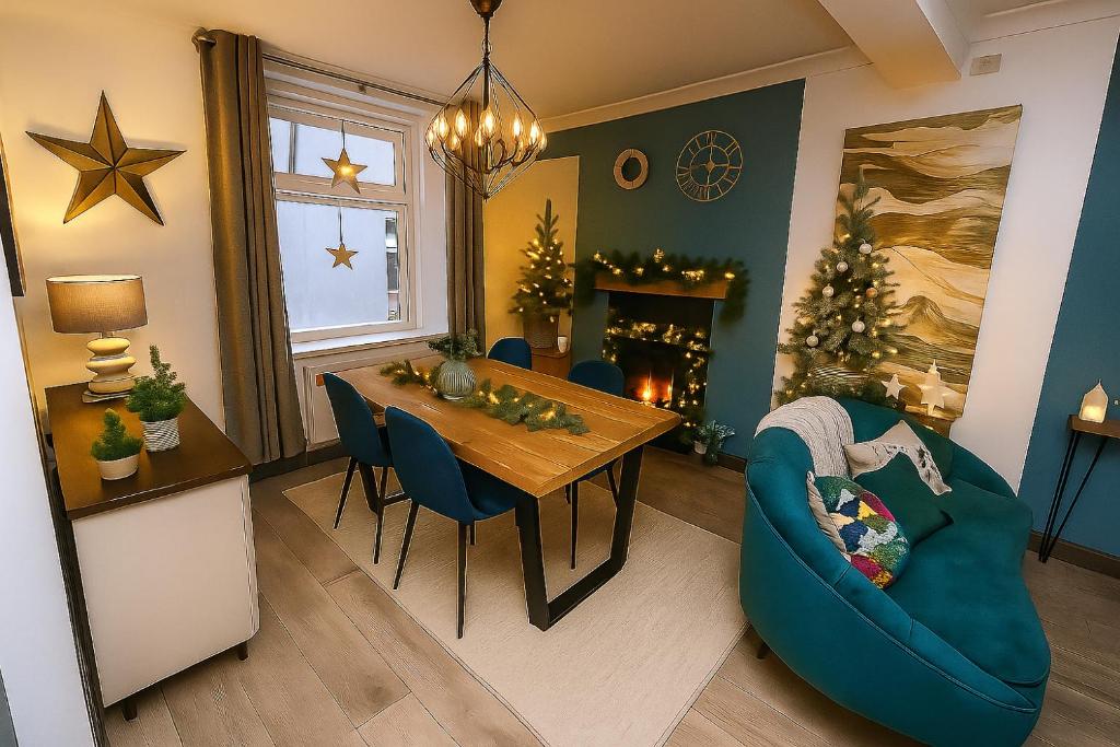 CymmerにあるAfan Forest Retreat Trails From The Doorのリビングルーム(ダイニングテーブル、クリスマスツリー付)