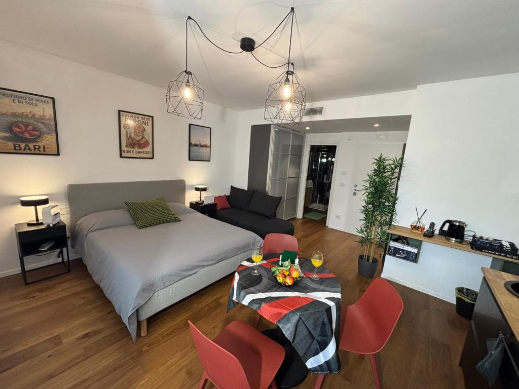 une chambre avec un lit, une table et des chaises dans l'établissement il tuo bnb bovio28 - Full home e Park, à Bari