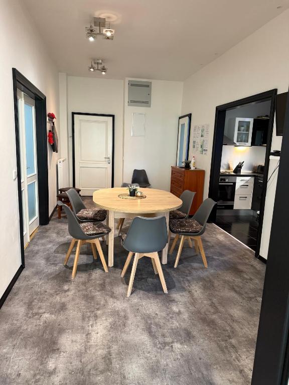 una sala da pranzo con tavolo e sedie in legno di Apartmán Kaiser a Praga